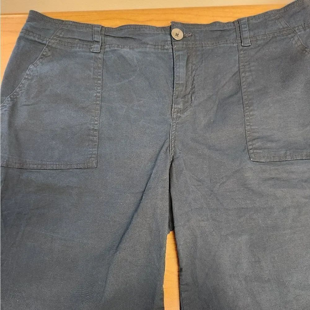 Lane Bryant 18 Navy Shorts. measures approx 39 waist, 12 inseam and 11 rise
